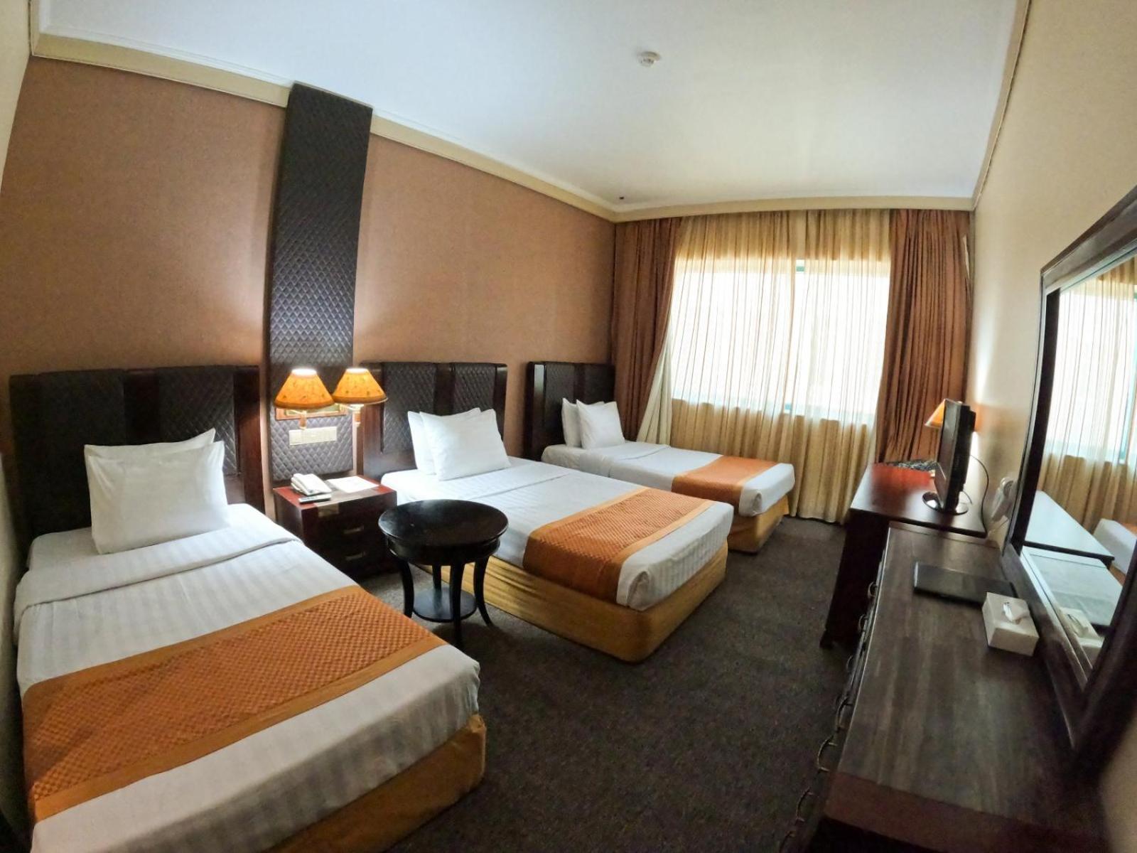 Comfort Triple Room on F&B